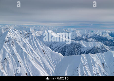 Verschneite Berge in Sonne Tag. Kaukasus, Georgien, vom Skigebiet Gudauri Stockfoto
