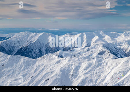 Verschneite Berge in Sonne Tag. Kaukasus, Georgien, vom Skigebiet Gudauri Stockfoto