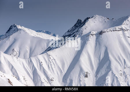 Verschneite Berge in Sonne Tag. Kaukasus, Georgien, vom Skigebiet Gudauri Stockfoto