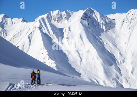 Zwei Skifahrer auf Freeride Zone in Gudauri Berge, Georgien Stockfoto