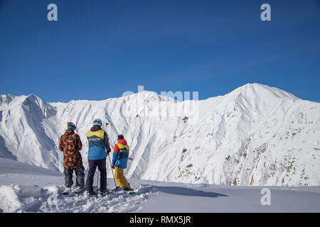 Drei Skifahrer auf Freeride Zone in Gudauri Berge, Georgien Stockfoto
