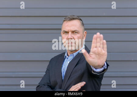 Ernsthafte reifer Mann mit stop Geste mit der Hand, Fokus zu Gesicht Stockfoto