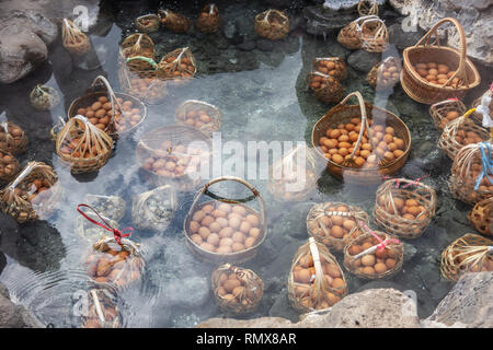 Touristische Kochen Eier in die Thermalquellen in Chae Sohn Nationalpark Lampang, Thailand. Stockfoto