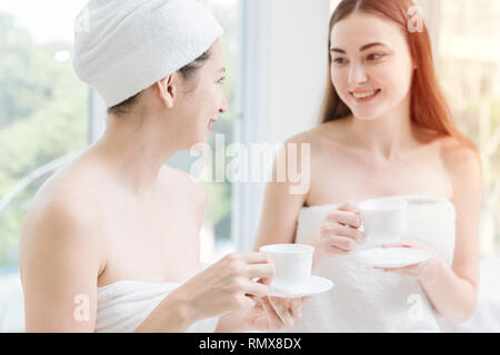 Zwei Frauen Freund reden in Spa trinken Tee oder Kaffee entspannen. Stockfoto