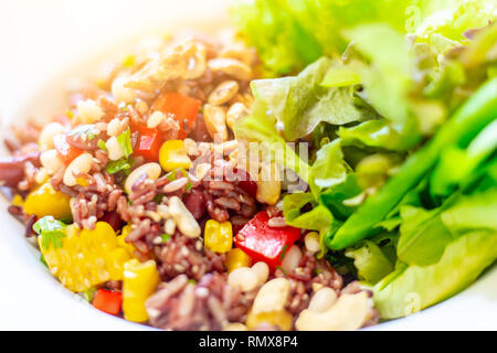 Vegetarisches Essen, gebratenen schwarzen Reis Gemüse mischen mit Salat. Stockfoto