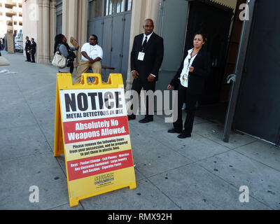 QSecurity Warnung am 12. bet Awards 2012 im Heiligtum Amphitheater in Los Angeles. Sicherheitswarnung Ereignis in Hollywood Leben - Kalifornien, Roter Teppich und backstage, Film Stars, TV Stars, Musik, Promis, Topix, Bestof, Kunst, Kultur und Unterhaltung, Fotografie, Anfrage tsuni@Gamma-USA.com, Kredit Tsuni/USA, Zubehör Verschleiß von Menschen zum Ereignis. Schuhe, Schmuck, Ring, Ohrring, Tasche Ambiente und andere. Ab 2012 Stockfoto