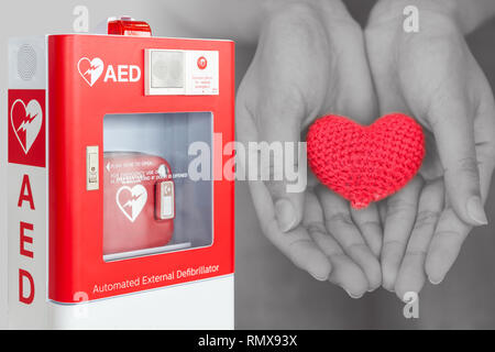 AED oder Automatisierter Externer Defibrillator erste Hilfe Hilfe das Leben Herzen Konzept Stockfoto