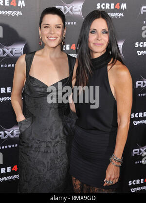 Neve Campbell, Courteney Cox auf der Scream 4 Premiere auf der Chinese Theatre in Los Angeles. a Neve Campbell, Courteney Cox 44 Veranstaltung in Hollywood Leben - Kalifornien, Red Carpet Event, USA, Filmindustrie, Prominente, Fotografie, Bestof, Kunst, Kultur und Unterhaltung, Topix prominente Mode, Besten, Hollywood Leben, Event in Hollywood Leben - Kalifornien, Roter Teppich und backstage, Film Stars, TV Stars, Musik, Promis, Topix, Akteure aus dem gleichen Film, Cast und co Star zusammen. Anfrage tsuni@Gamma-USA.com, Kredit Tsuni/USA, 2011-Gruppe, TV und Film Cast Stockfoto