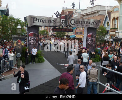 Ambiente in der Piraten der Caribbean-On Stranger Tides Premiere in Disneyland, Anaheim. Ambiente 86 Veranstaltung in Hollywood Leben - Kalifornien, Roter Teppich und backstage, Film Stars, TV Stars, Musik, Promis, Topix, Bestof, Kunst, Kultur und Unterhaltung, Fotografie, Anfrage tsuni@Gamma-USA.com, Kredit Tsuni/USA, Zubehör Verschleiß von Menschen zum Ereignis. Schuhe, Schmuck, Ring, Ohrring, Tasche Ambiente und andere. Ab 2011 Stockfoto