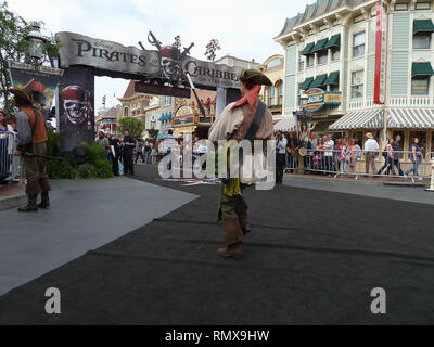 Ambiente in der Piraten der Caribbean-On Stranger Tides Premiere in Disneyland, Anaheim. Ambiente 99 Veranstaltung in Hollywood Leben - Kalifornien, Roter Teppich und backstage, Film Stars, TV Stars, Musik, Promis, Topix, Bestof, Kunst, Kultur und Unterhaltung, Fotografie, Anfrage tsuni@Gamma-USA.com, Kredit Tsuni/USA, Zubehör Verschleiß von Menschen zum Ereignis. Schuhe, Schmuck, Ring, Ohrring, Tasche Ambiente und andere. Ab 2011 Stockfoto