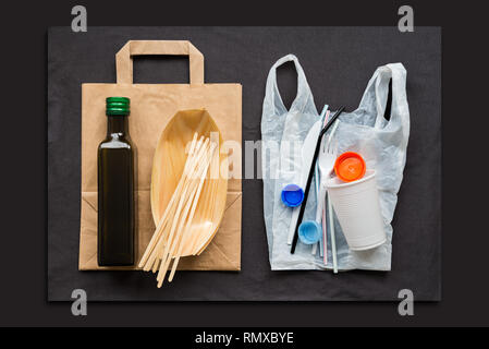 Umweltfreundliche Gerichte aus Holz und Papier im Gegensatz zu den single-use-Kunststoff und andere Produkte, die schädlich für die Umwelt. Das Konzept der Wahl mit Stockfoto
