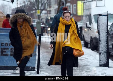 Bild zeigt: Schnee und Schneeregen behindert Pendler auf ihre Arbeit heute im East Finchley, London warm eingepackt pic von Gavin Rodgers/Pixel 8000 Stockfoto