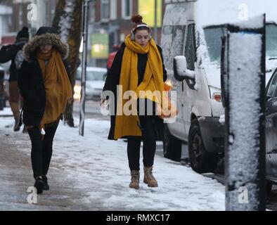 Bild zeigt: Schnee und Schneeregen behindert Pendler auf ihre Arbeit heute im East Finchley, London warm eingepackt pic von Gavin Rodgers/Pixel 8000 Stockfoto