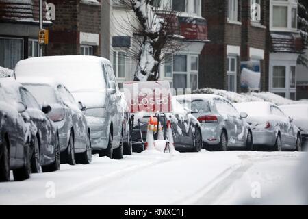 Bild zeigt: Schnee und Schneeregen behindert Pendler auf ihre Arbeit heute im East Finchley, London einige Spaß mit Schneebällen. pic von Ga Stockfoto