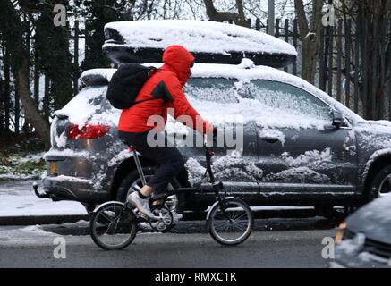 Bild zeigt: Schnee und Schneeregen behindert Pendler auf ihre Arbeit heute im East Finchley, London einige Spaß mit Schneebällen. pic von Ga Stockfoto