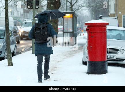 Bild zeigt: Schnee und Schneeregen behindert Pendler auf ihre Arbeit heute im East Finchley, London einige Spaß mit Schneebällen. pic von Ga Stockfoto