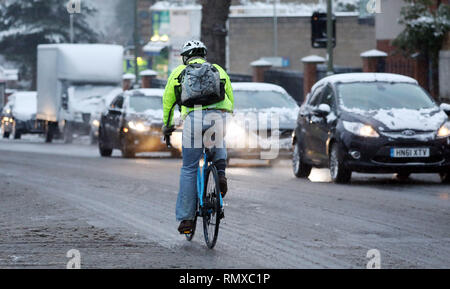 Bild zeigt: Schnee und Schneeregen behindert Pendler auf ihre Arbeit heute im East Finchley, London einige Spaß mit Schneebällen. pic von Ga Stockfoto