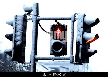 Bild zeigt: Schnee und Schneeregen behindert Pendler auf ihre Arbeit heute im East Finchley, London Verkehrszeichen Snowed up pic von Gavin Rodgers/P Stockfoto