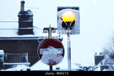 Bild zeigt: Schnee und Schneeregen behindert Pendler auf ihre Arbeit heute im East Finchley, London Verkehrszeichen Snowed up pic von Gavin Rodgers/P Stockfoto