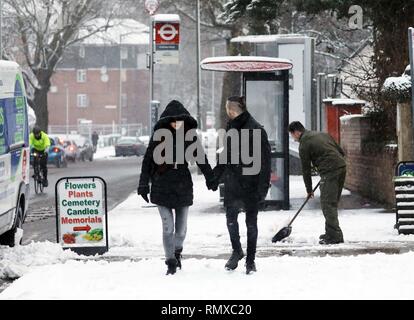 Bild zeigt: Schnee und Schneeregen behindert Pendler auf ihre Arbeit heute im East Finchley, London Clearing bis außerhalb seines Flower Shop pic von Gavin Stockfoto