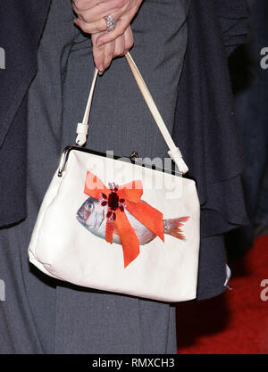 Joely Fisher (Geldbörse) Ankunft auf dem spanglish Premiere in Los Angeles. Dezember 9, 2004. FisherJoely027. JPGFisherJoely 027 Veranstaltung in Hollywood Leben - Kalifornien, Red Carpet Event, Vertikal, USA, Filmindustrie, Prominente, Fotografie, Bestof, Kunst, Kultur und Unterhaltung, Topix prominente Mode, Besten, Hollywood Leben, Event in Hollywood Leben - Kalifornien, Roter Teppich und backstage, Film Stars, TV Stars, Musik, Promis, Topix, aus dem Jahr 2000-2009 Anfrage tsuni@Gamma-USA.com, Kredit Tsuni/USA, Objekt Verschleiß auf dem roten Teppich, eine Person, ein Ereignis in Hollywood Life-Ca Stockfoto