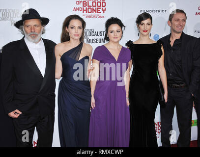 Rade Serbedzija, Angelina Jolie, Vanessa Glodjo, Zana Marjanovic, Goran Kostic an Im Land der Blut und Honig Premiere Arclight Theater in Los Angeles. Rade Serbedzija, Angelina Jolie, Vanessa Glodjo, Zana Marjanovic, Goran Kostic-Event in Hollywood Leben - Kalifornien, Red Carpet Event, USA, Filmindustrie, Prominente, Fotografie, Bestof, Kunst, Kultur und Unterhaltung, Topix prominente Mode, Besten, Hollywood Leben, Event in Hollywood Leben - Kalifornien, Roter Teppich und backstage, Film Stars, TV Stars, Musik, Promis, Topix, Akteure aus dem gleichen Film, warf einen Stockfoto