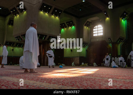 Mekka, Saudi-Arabien - ca. 2016: muslimische Pilger in weißen "ihram" Tuch durch ein Gebet an Tana'em Moschee in Mekka, Saudi-Arabien. Stockfoto