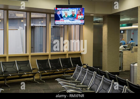 Eine leere Flughafen Wartebereich mit CNN spielen auf dem TV-Bildschirm. Stockfoto