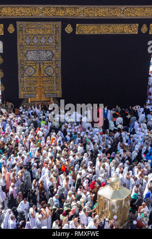 Muslimische Pilger berühren und ein Gebet an der Kaaba in Mekka, Saudi-Arabien. Stockfoto