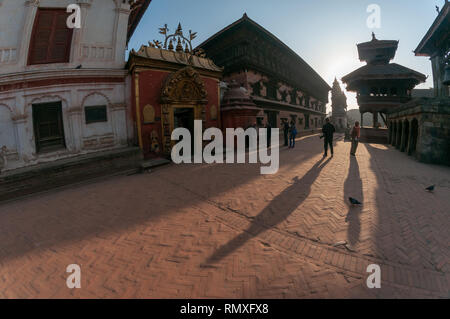 BHAKTAPUR, Kathmandu, Nepal - ca. 2013: Am frühen Morgen geschossen von nicht identifizierten Nepalesischen Spaziergang durch einen alten Tempel in Bhaktapur Tempel Komplex in Bhaktapu Stockfoto