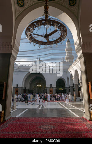 Die Pilger beten in Quba Moschee in Medina. Quba Moschee ist die erste Moschee gebaut von Prophet Mohammad (Friede sei mit ihm). Stockfoto