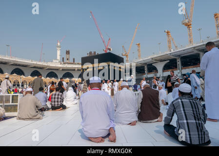 Mekka, Saudi-Arabien - ca. 2016: muslimische Pilger beten vor dem kabbah am Haram Moschee in Mekka, Saudi-Arabien. Stockfoto