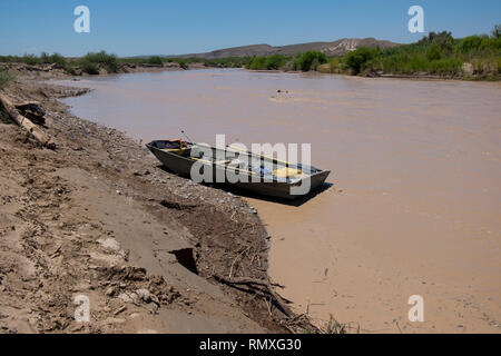 Ein kleines Boot, Skiff, wartet auf die Vereinigten Staaten Seite des Rio Grande gegenüber Boquillas del Carmen, Mexiko. Stockfoto