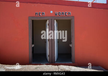 Toiletten in der Stadt Boquillas del Carmen in Mexiko. Stockfoto