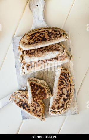 Türkisch Gözleme auf hölzernen Tisch Stockfoto