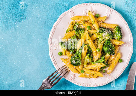 Nudeln mit Brokkoli, Erbsen, Knoblauch, Käse, Ansicht von oben. Stockfoto