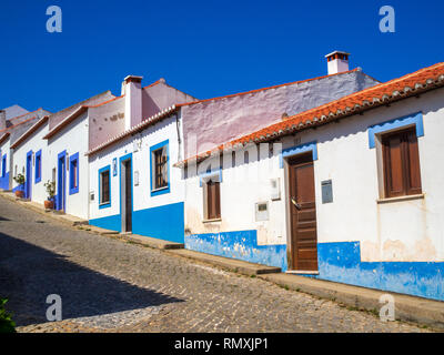 Malerische blaue und weiße Häuser eine Straße in Odeceixe, einer kleinen Stadt im nördlichen Algarve, Portugal. Stockfoto