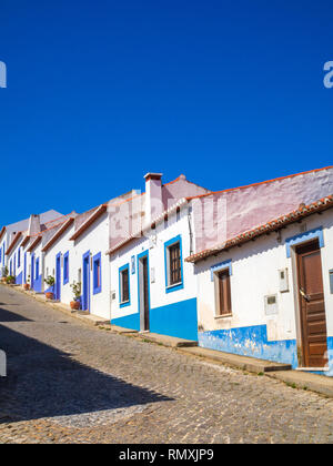 Malerische blaue und weiße Häuser eine Straße in Odeceixe, einer kleinen Stadt im nördlichen Algarve, Portugal. Stockfoto