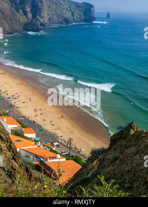 Blick auf den Strand von Arrifana, einem kleinen Dorf beliebt bei Surfern im Süden von Portugal westliche Küste. Stockfoto