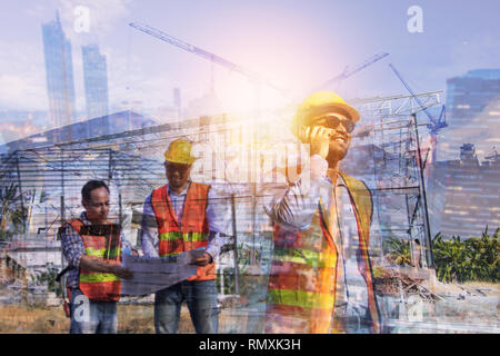 Double Exposure Techniker sprechen und Planung auf Gebäude und Baustelle Stockfoto