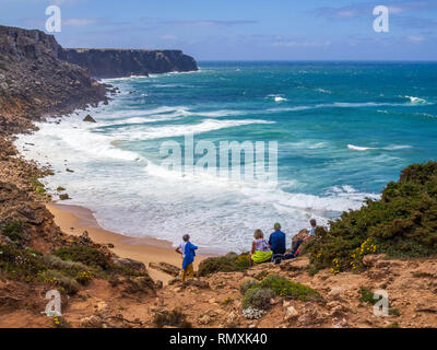 Wanderer genießen die Aussicht in Richtung Kap St. Vincent auf der Rota Vicentina Trail, eine mehrtägige Wanderung im Südwesten von Portugal. Stockfoto