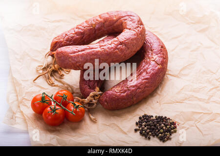 Essen Konzept - traditionelle kasachische Pferd Fleisch Wurst mit Tomate und Paprika. Stockfoto
