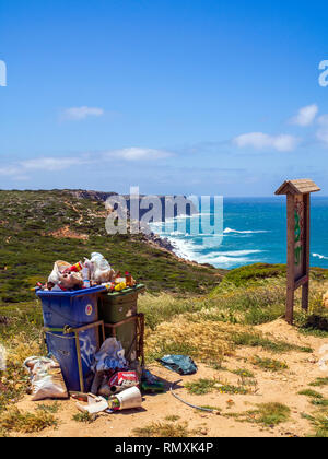 Müll überlaufen von Mülltonnen auf den Spuren der Rota Vicentina, eine mehrtägige Wanderweg im Südwesten Portugals. Stockfoto