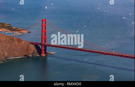 Luftaufnahme der Nordturm der Golden Gate Bridge und Yachten in der Bucht, fliegt über San Francisco, USA Stockfoto