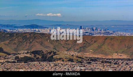 Luftaufnahme von Downtown San Francisco und Financial District Wolkenkratzer fliegen über South San Francisco der Industriestadt Inschrift auf San Bruno. Stockfoto