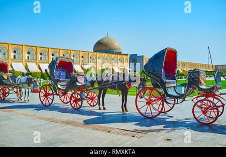 Die mittelalterliche Naqsh-e Jahan Square ist der beste Ort, um eine Fahrt im alten Stil Pferdekutsche, Isfahan, Iran. Stockfoto