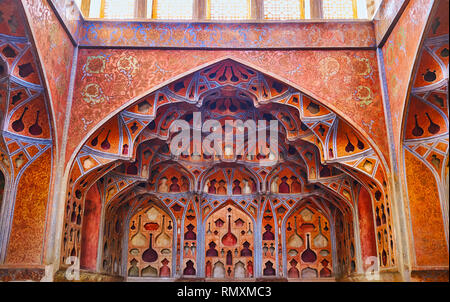 ISFAHAN, IRAN - 21. Oktober 2017: Die hervorragende Tong Borie Verputz in Music Hall von Ali Qapu Palast, am 21. Oktober in Isfahan. Stockfoto