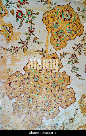 ISFAHAN, IRAN - 21. Oktober 2017: Das verschlungene florale Muster an der Wand der Treppe Korridor von Ali Qapu Palast, am 21. Oktober in Isfahan. Stockfoto