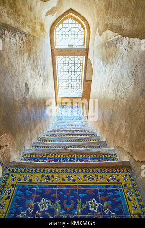 ISFAHAN, IRAN - 21. OKTOBER 2017: Erhaltene dekorative Fliesen in schmalen Korridor von historischen Ali Qapu Palast, am 21. Oktober in Isfahan. Stockfoto