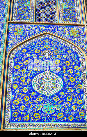 Die hellen Blau dekorative Panel mit feinen floralen Muster auf der Fassade Wand von Sheikh Lotfollah Moschee, Isfahan, Iran. Stockfoto